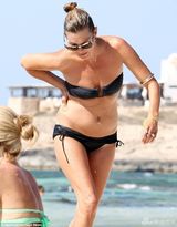 组图：39岁超模凯特莫斯现身海滩心情好秀身材