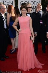 组图：金球红毯《摩登家庭》童星粉嫩美艳