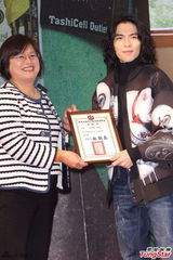 组图：萧敬腾亮相签书会长发飘飘 粉丝挤爆现场