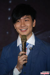 组图：林俊杰发布新专辑 秀棒球阳光帅气