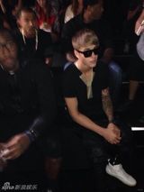 组图：比伯蓄须潮人装看秀 沧桑显男人范