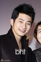 组图：朴施厚与粉丝共同收看《清潭洞》大结局