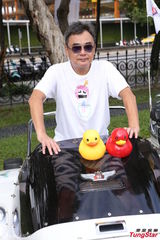 组图：陈升高雄急开唱 不敌黄色小鸭魔力大