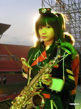 组图：人气美少女许雅涵代言萨克斯风大赛