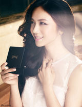 组图：汤唯曝长裙写真 气质典雅人美如花