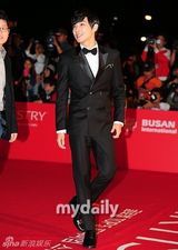 组图：李贤宇金素妍等星亮相釜山电影节开幕式