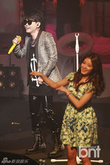 组图：韩歌手李承焕发片 前妻蔡琳同日宣布恋情