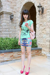 组图：柳岩绿衣红鞋清爽出行录唱《岳母》主题曲