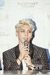 组图：EXO学院风亮相马尼拉记者会 SHINee时尚