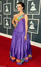 高清组图：格莱美红毯 Shaila Durcal绣花紫裙