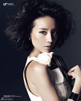 组图：董洁波浪头烟熏妆复古造型登封面