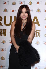 组图：关之琳性感不减爆乳秀美 捐百万助钟镇涛慈善