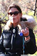 组图：道格拉斯抗癌信心十足 泽塔-琼斯抽烟解压