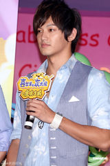 幻灯组图：周笔畅耍酷扮可爱 棒棒堂平底锅当贺礼 