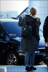 组图：JYJ赴广州宣传亚运 墨镜口罩遮面亮相