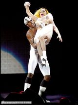 组图：LadyGaga透视乳贴造型化身风骚修女劲歌热舞