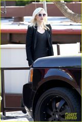 组图：辣妈史蒂芬妮潮装接仔 爱子可爱吃酸奶