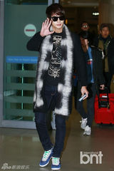 组图：朴施厚返韩过春节 抵达机场笑迎送花女孩