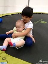 组图：王岳伦与友聚餐 王诗龄怀抱小宝宝萌态足