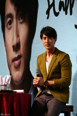 组图：34岁吴尊父女同天文莱庆生 女儿甜蜜示爱