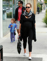 高清图：杰西卡-阿尔芭全家出行 女儿调皮可爱