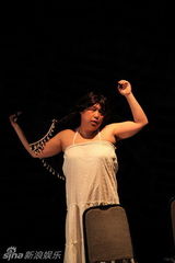 组图：刘晓晔领衔主演《混小子狂欢节》变老妈妈