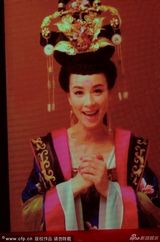 组图：张庭老公发福白发派头足 曾是英俊小生