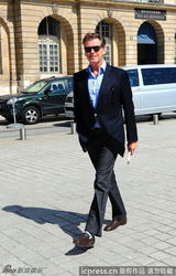 组图：老邦德西装革履漫步街头 神采奕奕帅气依旧