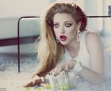 组图：阿曼达-塞弗里德新写真瞳孔清澈似天使