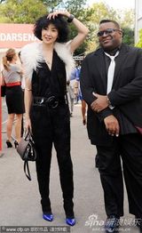 高清组图：张曼玉抵达威尼斯 和一黑人男伴现身