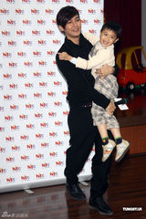 组图：炎亚纶幼儿园教钢琴 不排除将来当老师