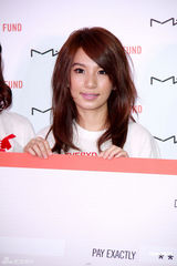 组图：Hebe亲切可爱热心公益 透露Ella赴美学英文