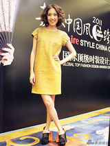 “栗子姐”高露短裙出镜 复古妆容红唇诱人(图)