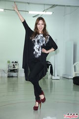 组图：浩角翔起搭配侯佩岑主持跨年秀舞技