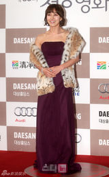 组图：张英南紫色长裙搭皮草披肩显华贵