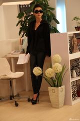 组图：巩新亮新剧变身黑超达人 俨然办公室女王