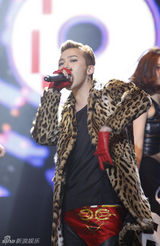 组图：BB三子火爆开唱圣诞夜 秀中文与粉丝互动