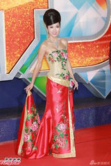 组图：米雪宫装亮相冲天髻抢镜 黎耀祥绅士斯文