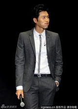 组图：玄彬广州跳激光舞 与粉丝玩自拍显亲和