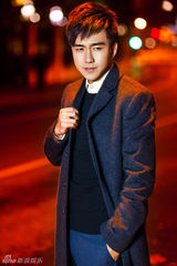 组图：翟天临拍摄全新大片 深冬都市浪漫夜行