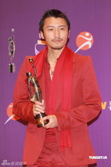 幻灯：香港金像奖后台 谢霆锋举奖杯满脸兴奋