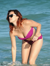 组图：杰西卡比基尼海滩嬉戏 S身材展熟女魅力