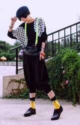 组图：时尚设计师夕又米街拍似潇洒美少年