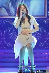 组图：韩歌手韩素雅出演《冠军秀》 展感性歌喉