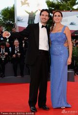 组图：女演员阿德里亚尼现身 蓝裙深V波涛汹涌