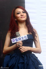 组图：张韶涵化身潘多拉公主 被俩半裸猛男抬起