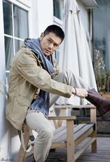 组图：邵兵登封面展笑容剖心声 好角色缘于体验