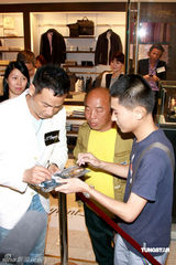 幻灯图：任达华收藏金银钻石打火机 被女儿强制戒烟