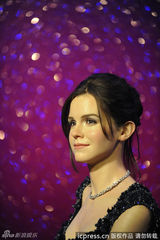 组图：艾玛-沃特森蜡像揭幕 深V礼服性感抢镜