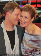 幻灯图集：电影《强盗》首映 男女主演拥吻爱意浓浓